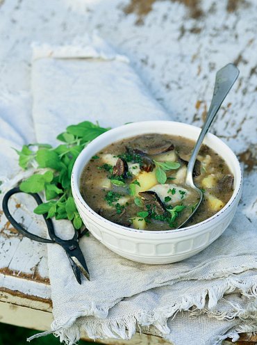 Náhled Slunečná kuchařka. 70 tradičních pokrmů z hospody na statku Slunečná