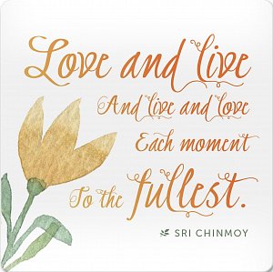 Korkový podtácek s citátem "Love and live and Live and Love Each moment To the Fullest"