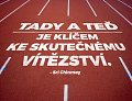 Plechová cedulka - Tady a teď je klíčem ke skutečnému vítězství